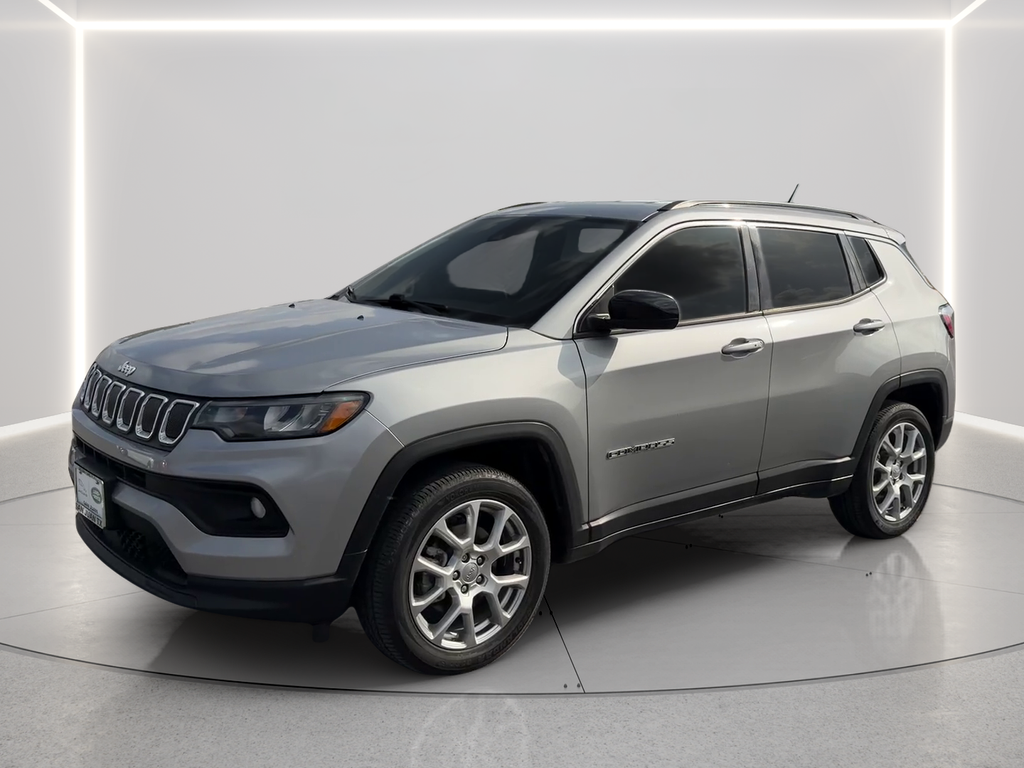 Used 2022 Silver Jeep Latitude Lux image 1