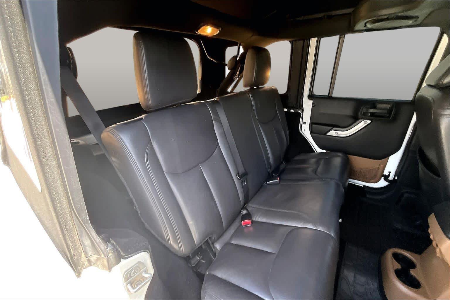 Used 2014 Bright White Clearcoat Jeep Sahara image 16