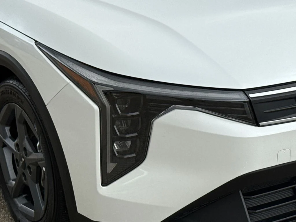 Used 2025 White Kia LXS image 4
