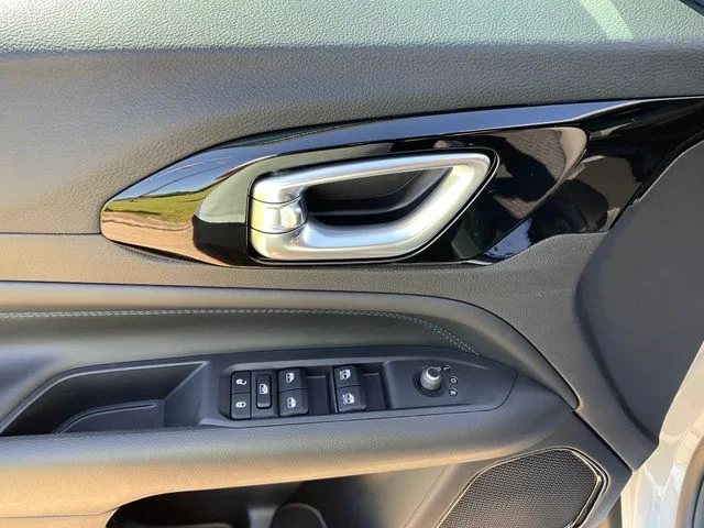 New 2026 Bright White Clearcoat Jeep Latitude image 14