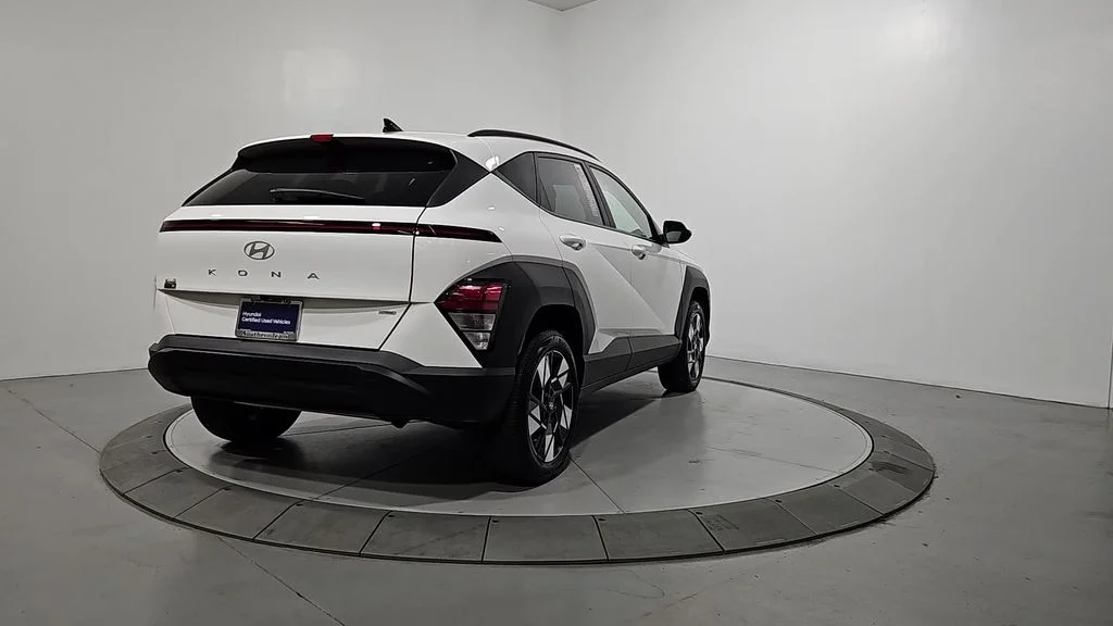 Used 2025 White Hyundai SEL Convenience image 5