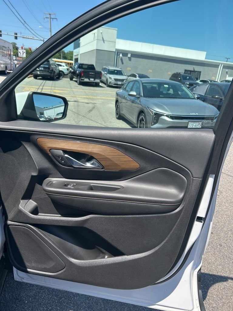 Used 2018 White GMC SLE image 17