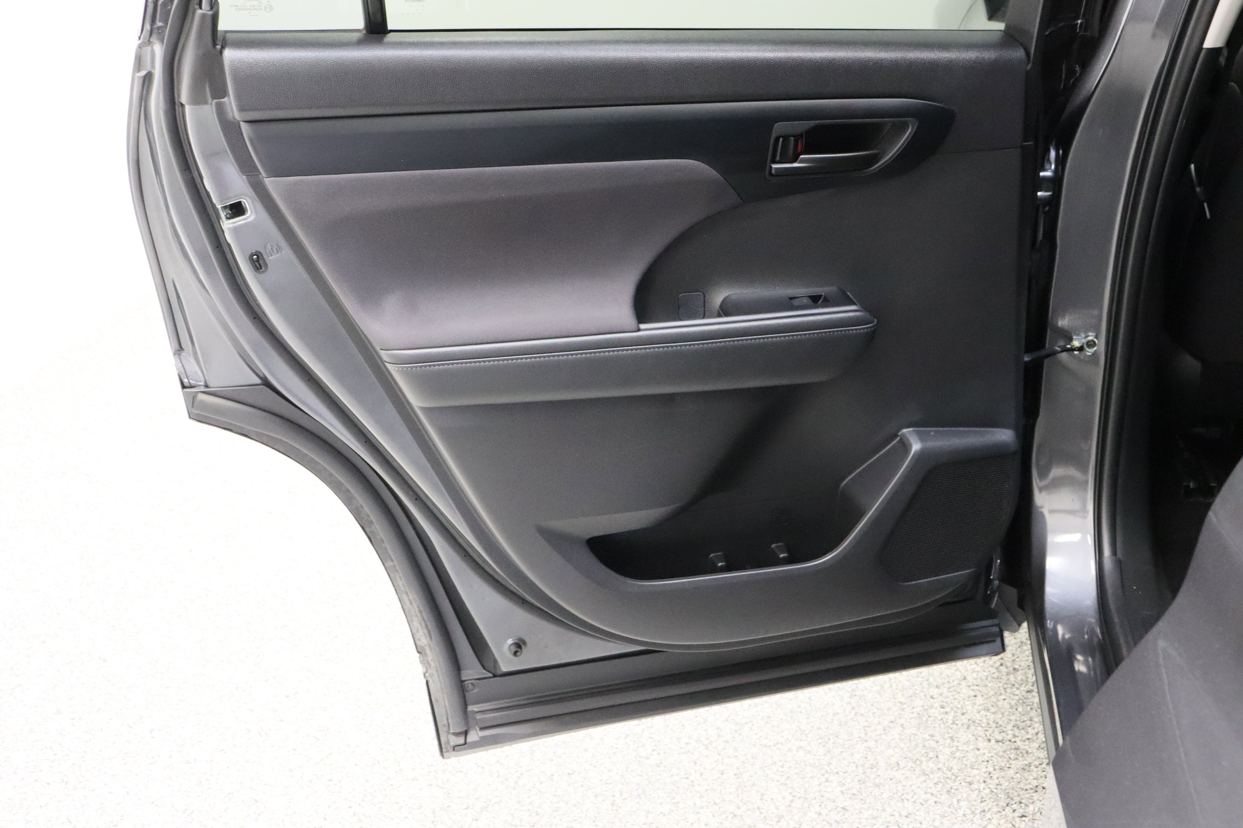 2025 Toyota Highlander LE - Photo 26