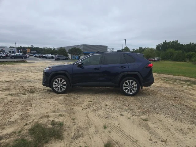 Used 2025  Toyota XLE Premium image 4