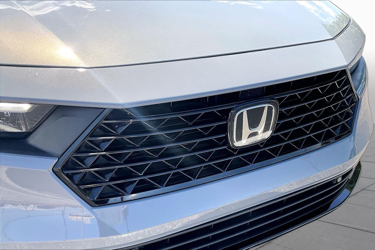 Used 2025 Urban Gray Pearl Honda Touring image 32