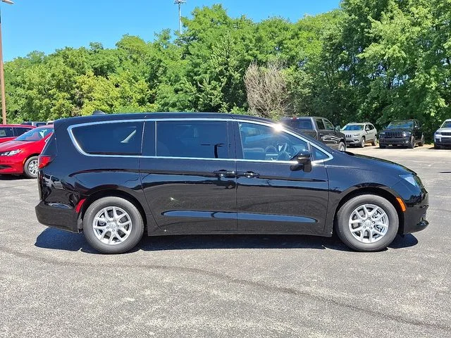 2026 Chrysler Voyager LX - Photo 8