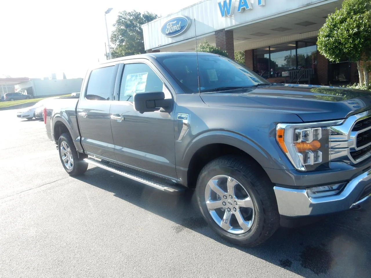 New 2022 Gray Ford XLT 4WD SUPERCREW 5.5 ft BO image 2