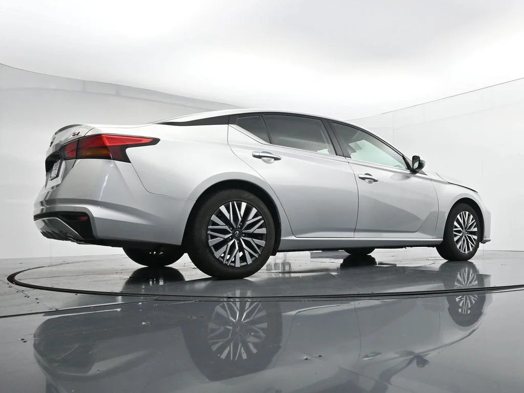 Used 2024 Silver Nissan 2.5 SV image 34