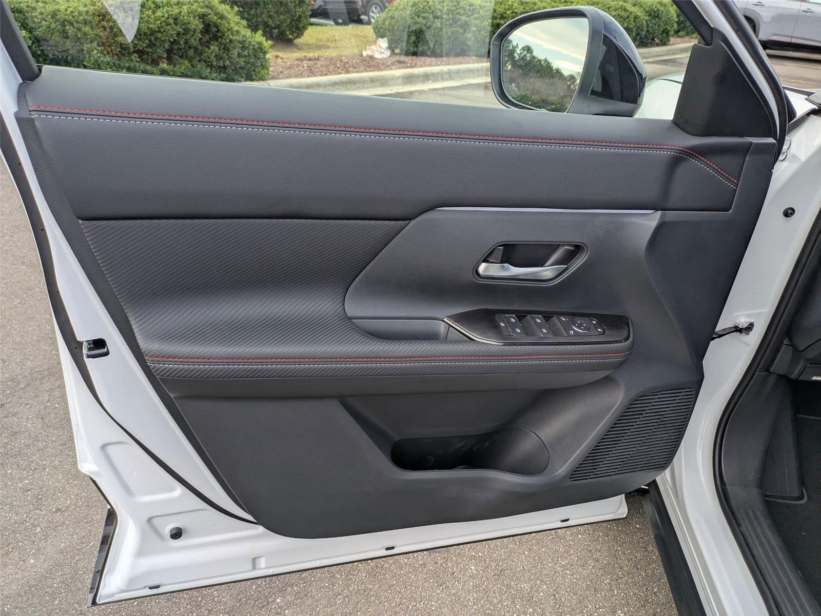 New 2026 Aspen White TriCoat / Super Black Two-tone Nissan SR image 12