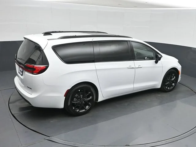 New 2027 Bright White Clear-Coat Exterior Paint Chrysler Limited image 31