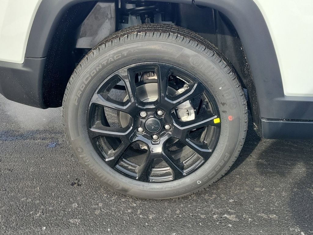New 2026 Bright White Clearcoat Jeep Latitude image 5