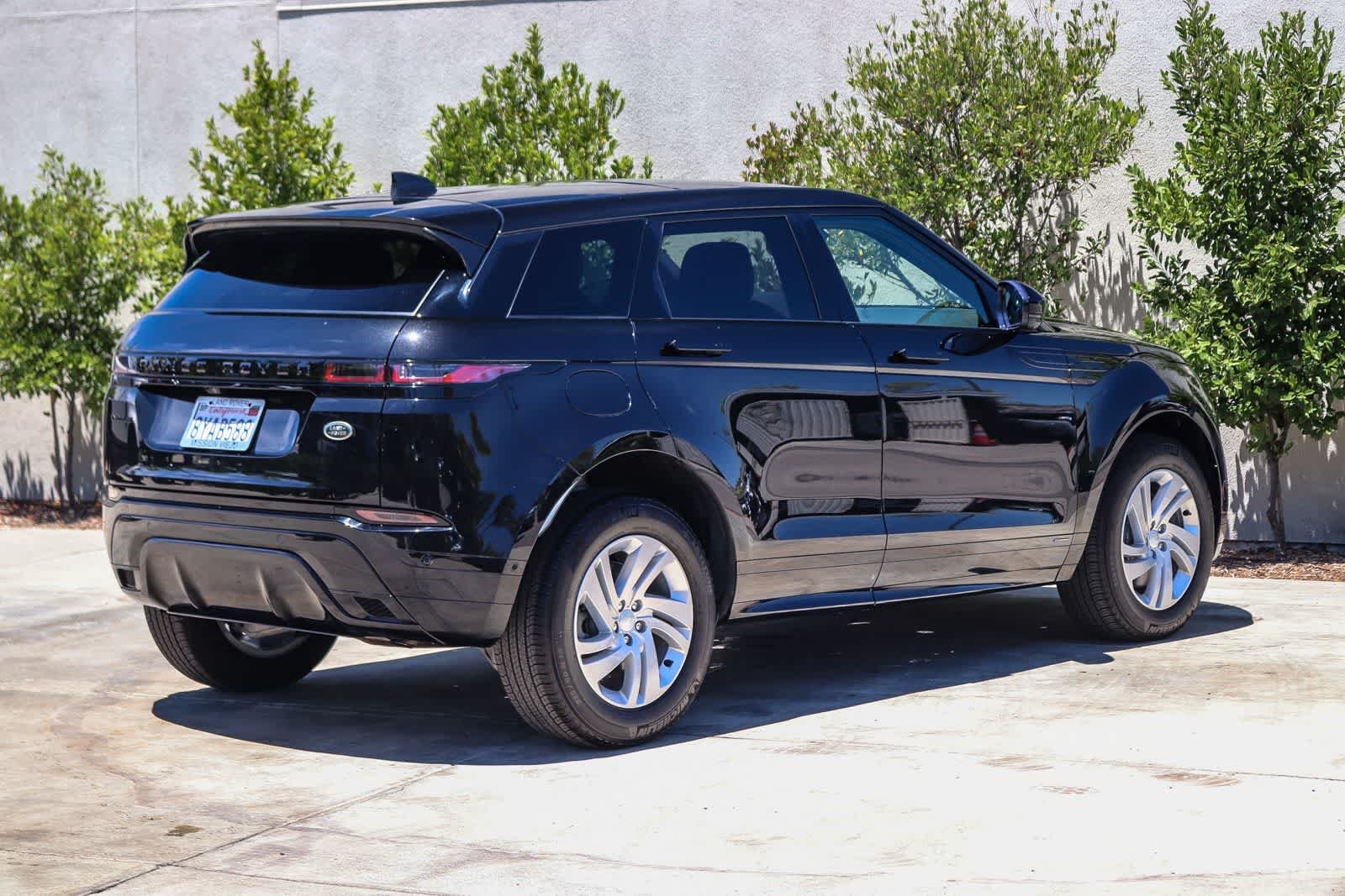 Used 2021 Black Land Rover R-Dynamic SE image 6