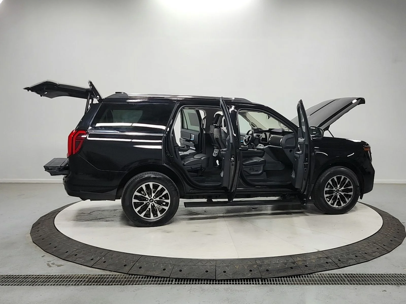 Used 2025 Agate Black Metallic Ford Platinum image 16