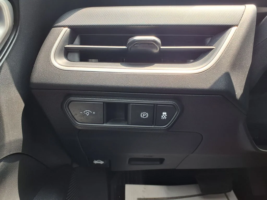 Used 2025 White Kia LXS image 29