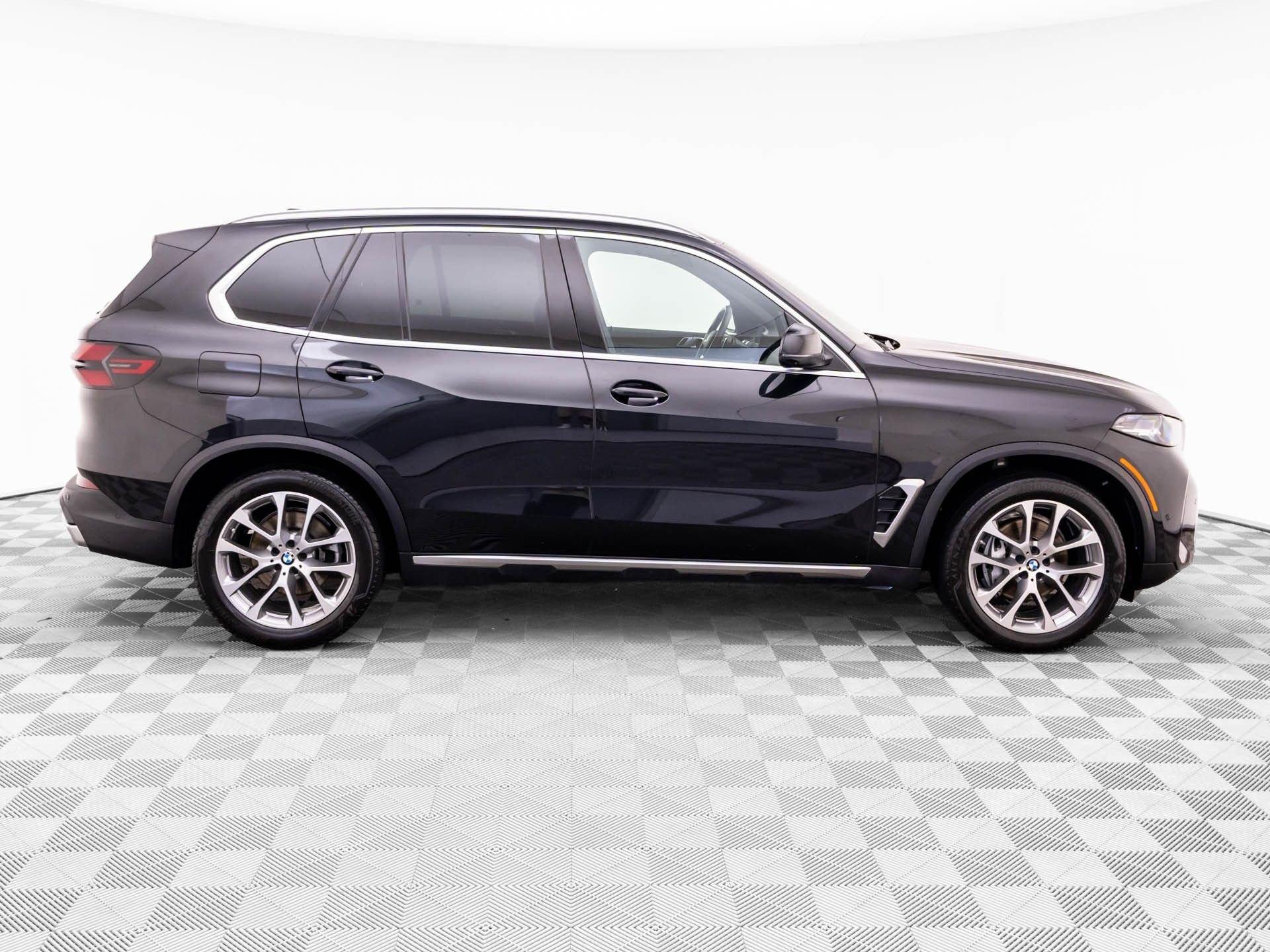 Used 2024 Black Sapphire Metallic BMW xDrive40i image 8