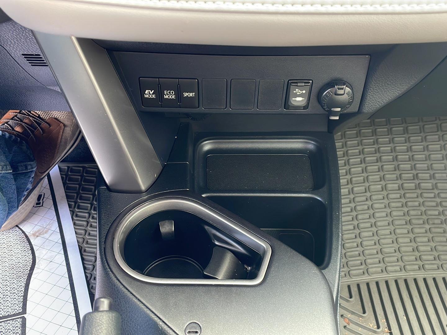 Used 2016 SUPER WHITE TOYOTA TRUCK  image 21