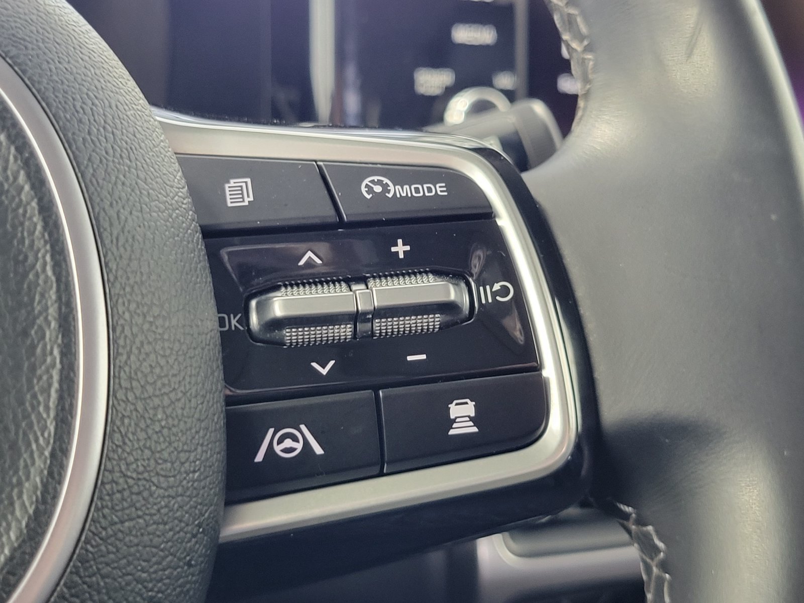 Used 2023 White Kia X-Line EX image 17