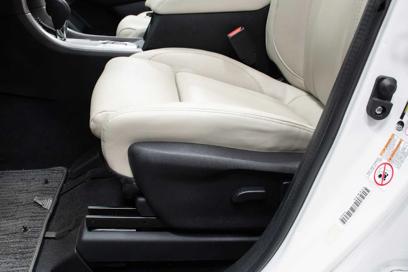 Used 2020 Crystal White Pearl Subaru Limited image 13