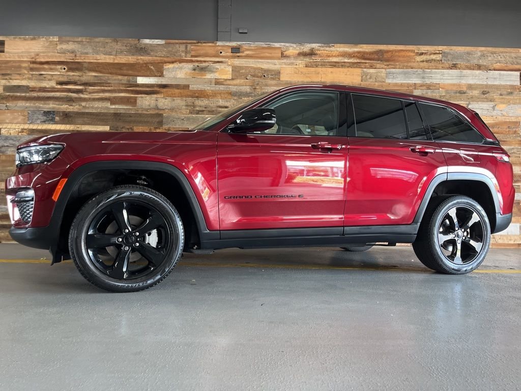Used 2023 Velvet Jeep Limited image 19