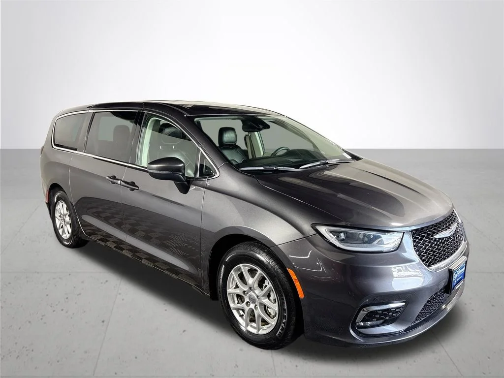 Used 2023 Gray Chrysler Touring L image 4