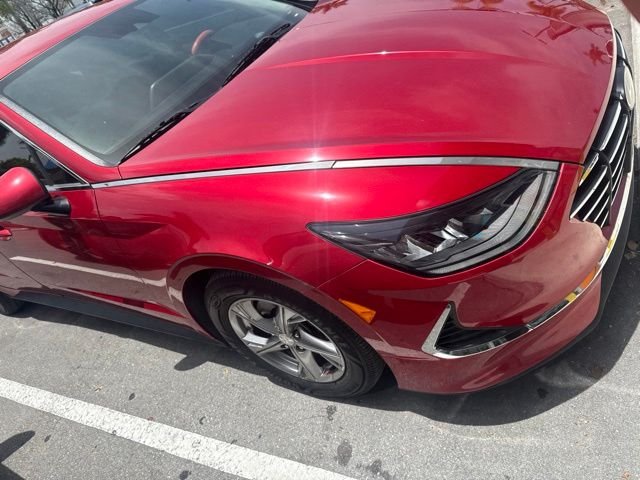 Used 2020 Red Hyundai SE image 4