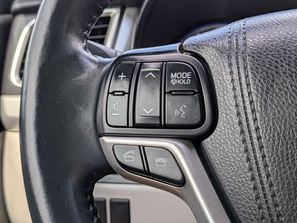 Used 2016 Gray Toyota XLE V6 image 28