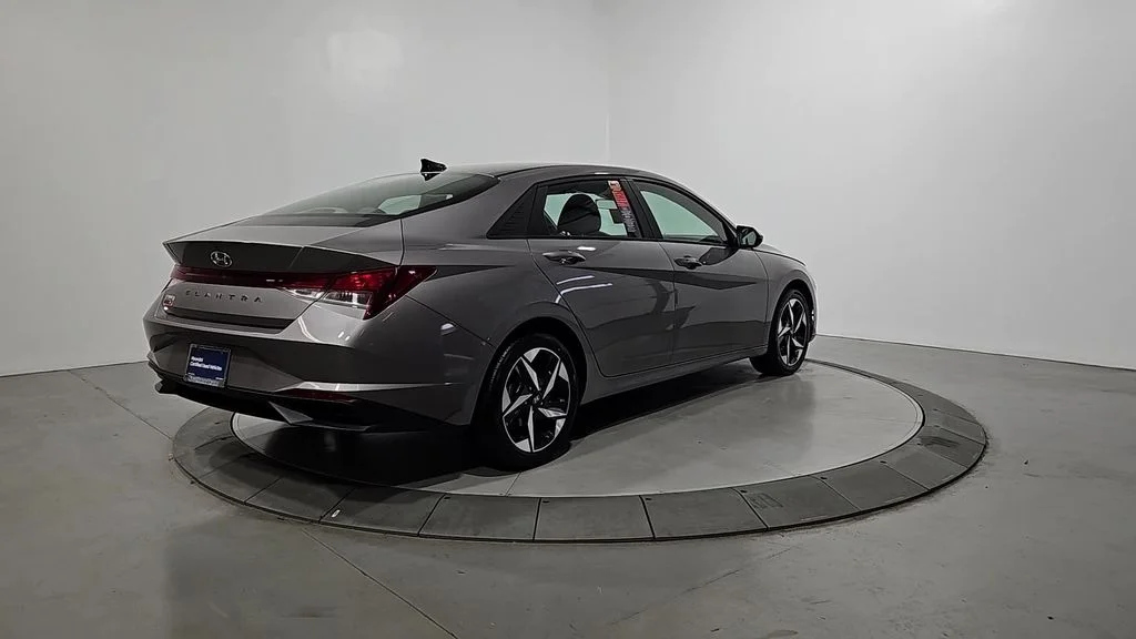 Used 2023 Silver Hyundai SEL image 5