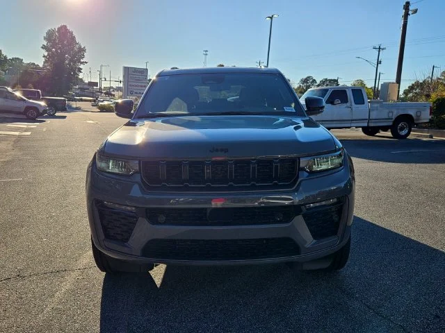 New 2027 Sting-Gray Clear-Coat Paint Jeep Limited Reserve image 2