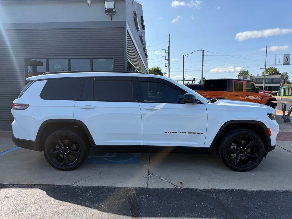 Used 2023 White Jeep Altitude image 6
