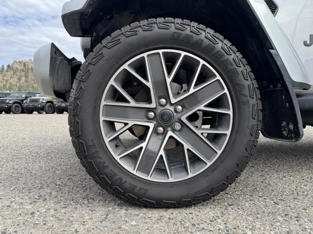 Used 2024 Silver Jeep High Altitude image 19