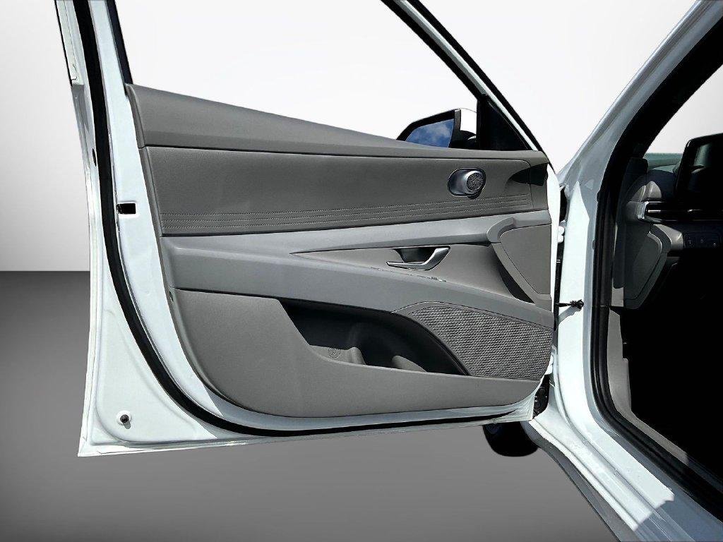 New 2026 White Hyundai SE image 20