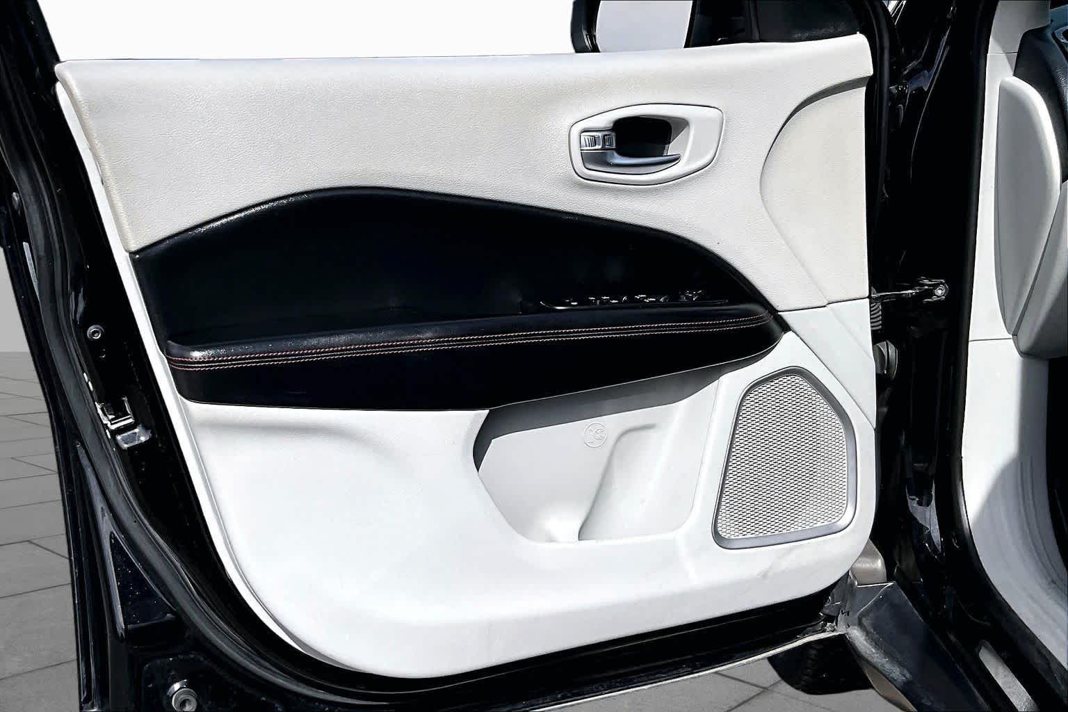 Used 2019 Diamond Black Crystal Pearlcoat Jeep Limited image 20