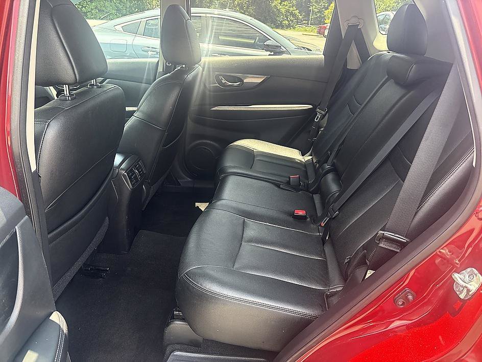 Used 2016 Cayenne Red Nissan SL image 22