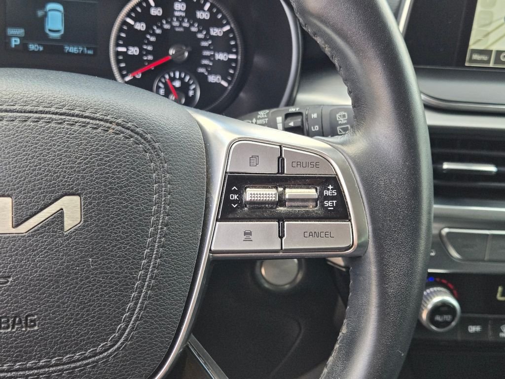 Used 2022 White Kia LX image 25