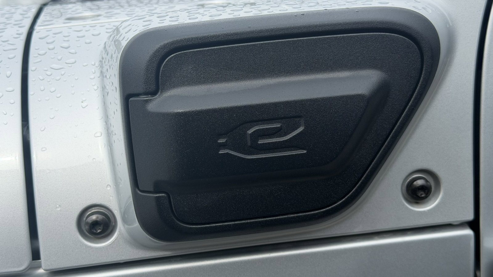 Used 2023 Silver Zynith Clearcoat Jeep Sahara image 5