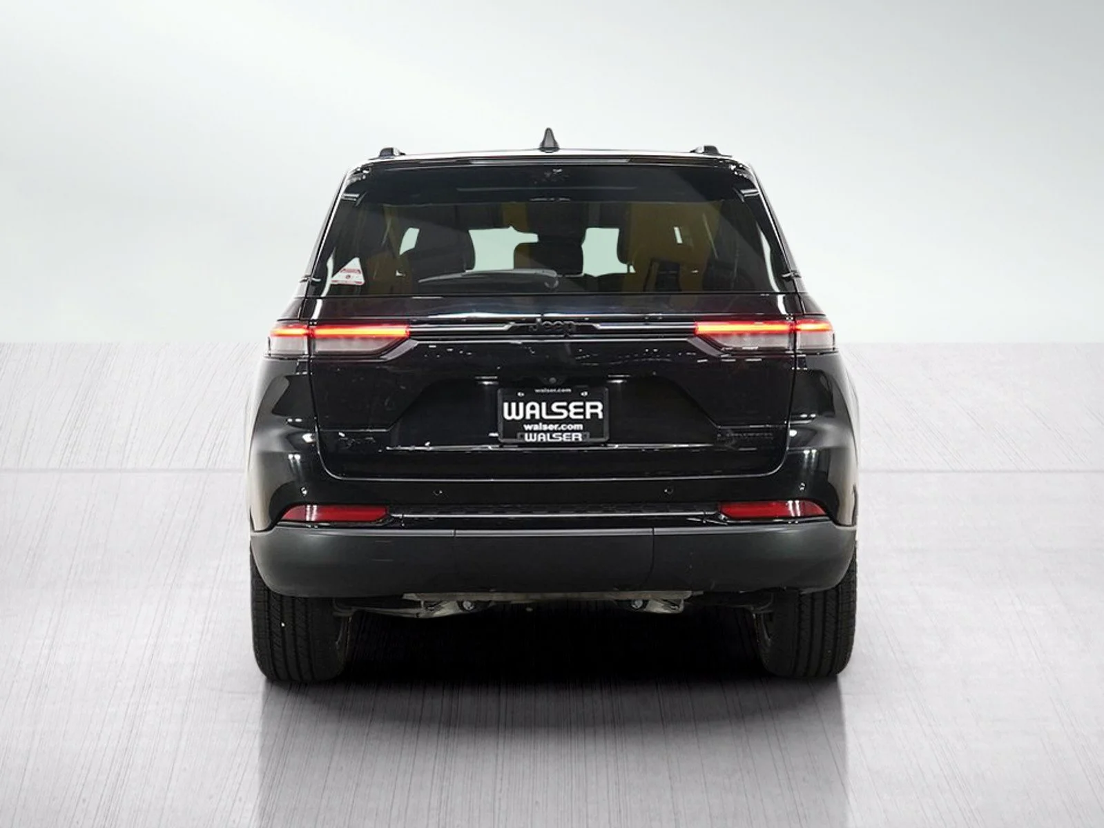 Used 2024 Diamond Black Crystal Pearlcoat Jeep Limited image 4