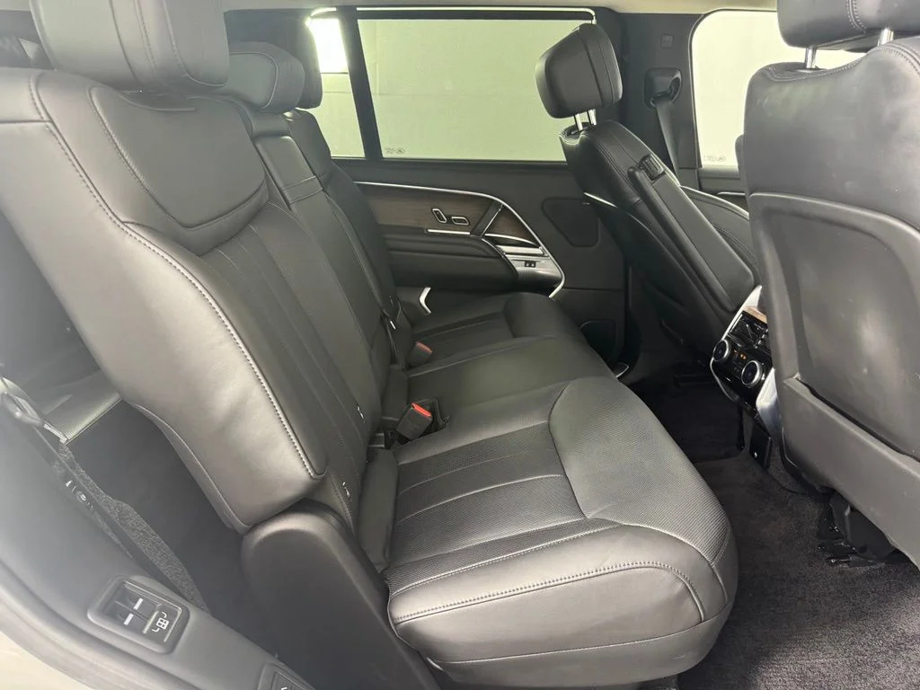 Used 2025 Fuji White Land Rover SE image 24