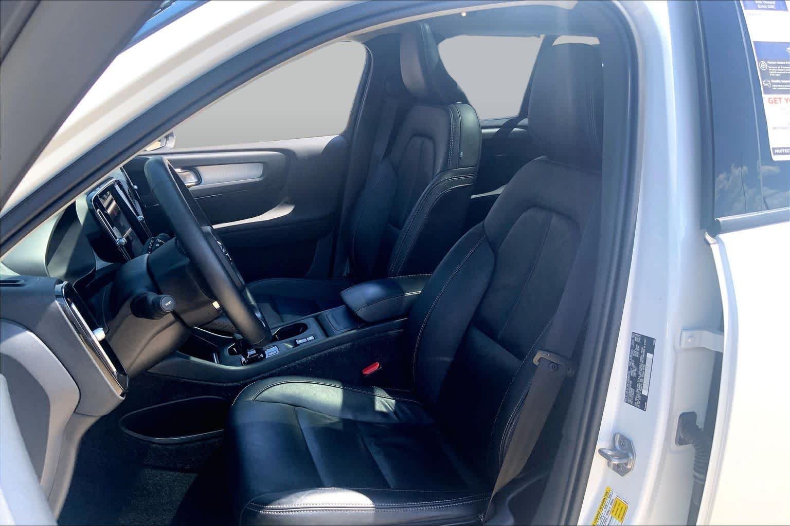 Used 2022 Crystal White Metallic Volvo Momentum image 8