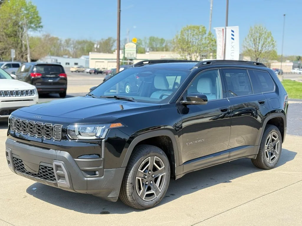 New 2026 Diamond Black Crystal Pearl-Coat Exterior Paint Jeep Limited image 3