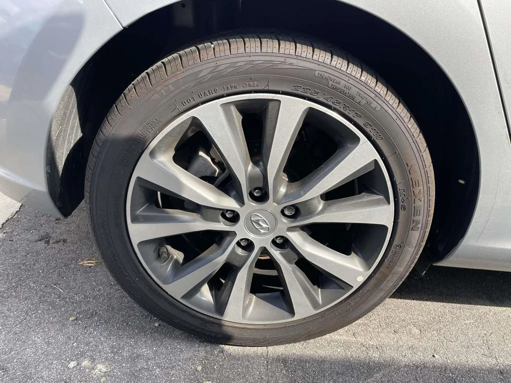 Used 2020 Stellar Silver Hyundai Base image 5