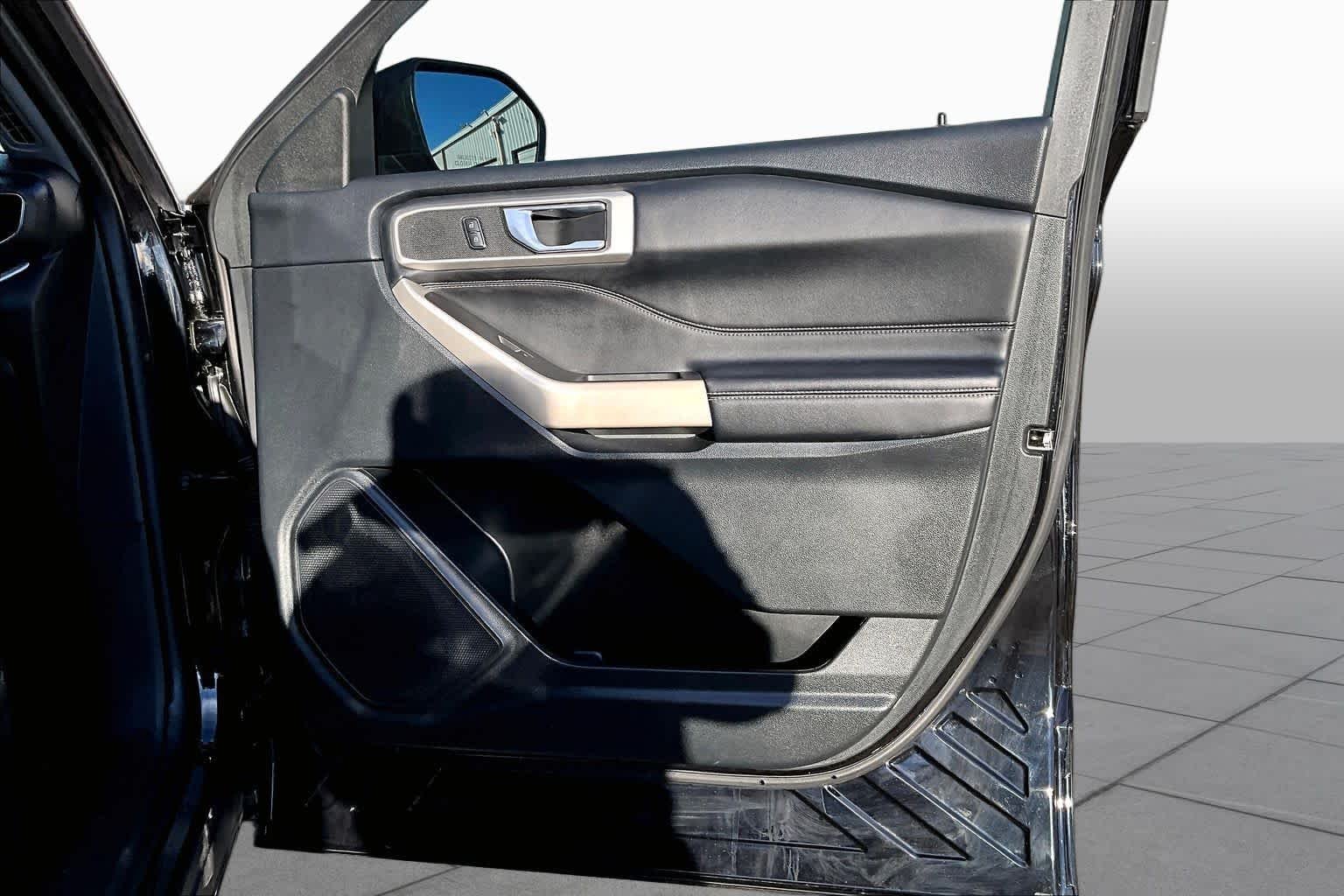 Used 2023 Agate Black Metallic Ford XLT image 26