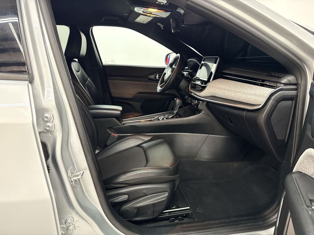Used 2025 Silver Jeep Latitude image 17