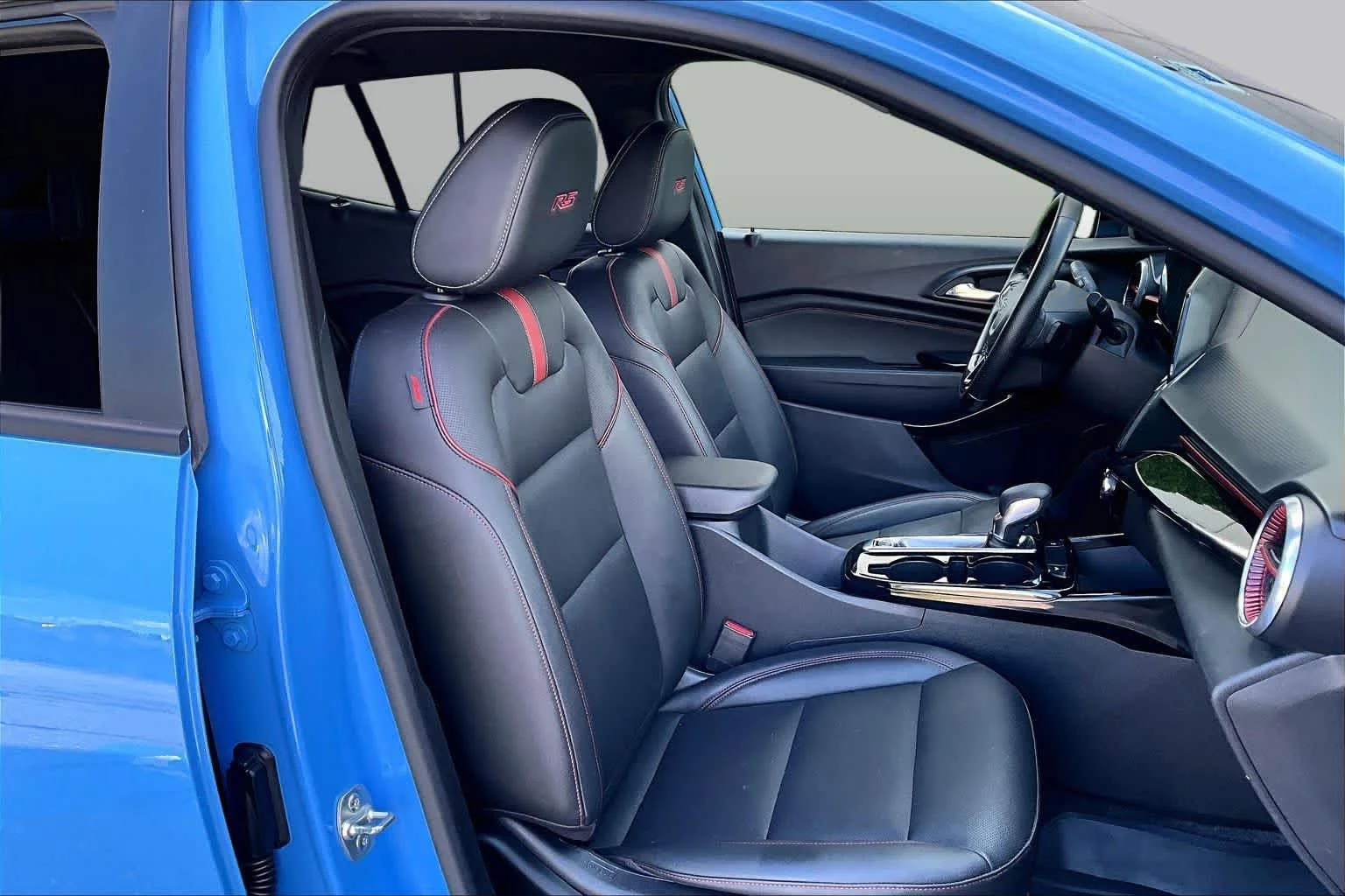Used 2024 Fountain Blue Chevrolet 2RS image 8