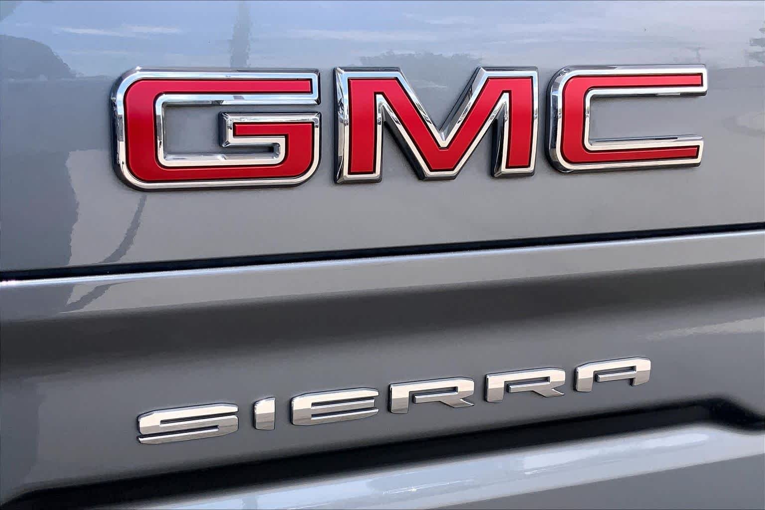 Used 2021 Satin Steel Metallic GMC SLT image 31