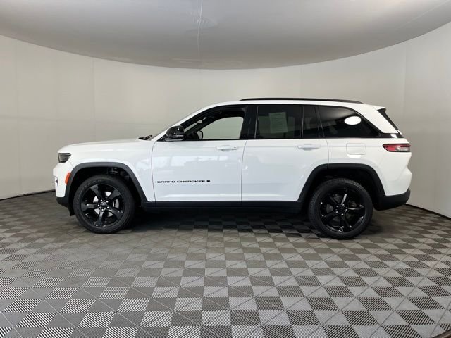 Used 2023 White/off-white Jeep Altitude X image 4