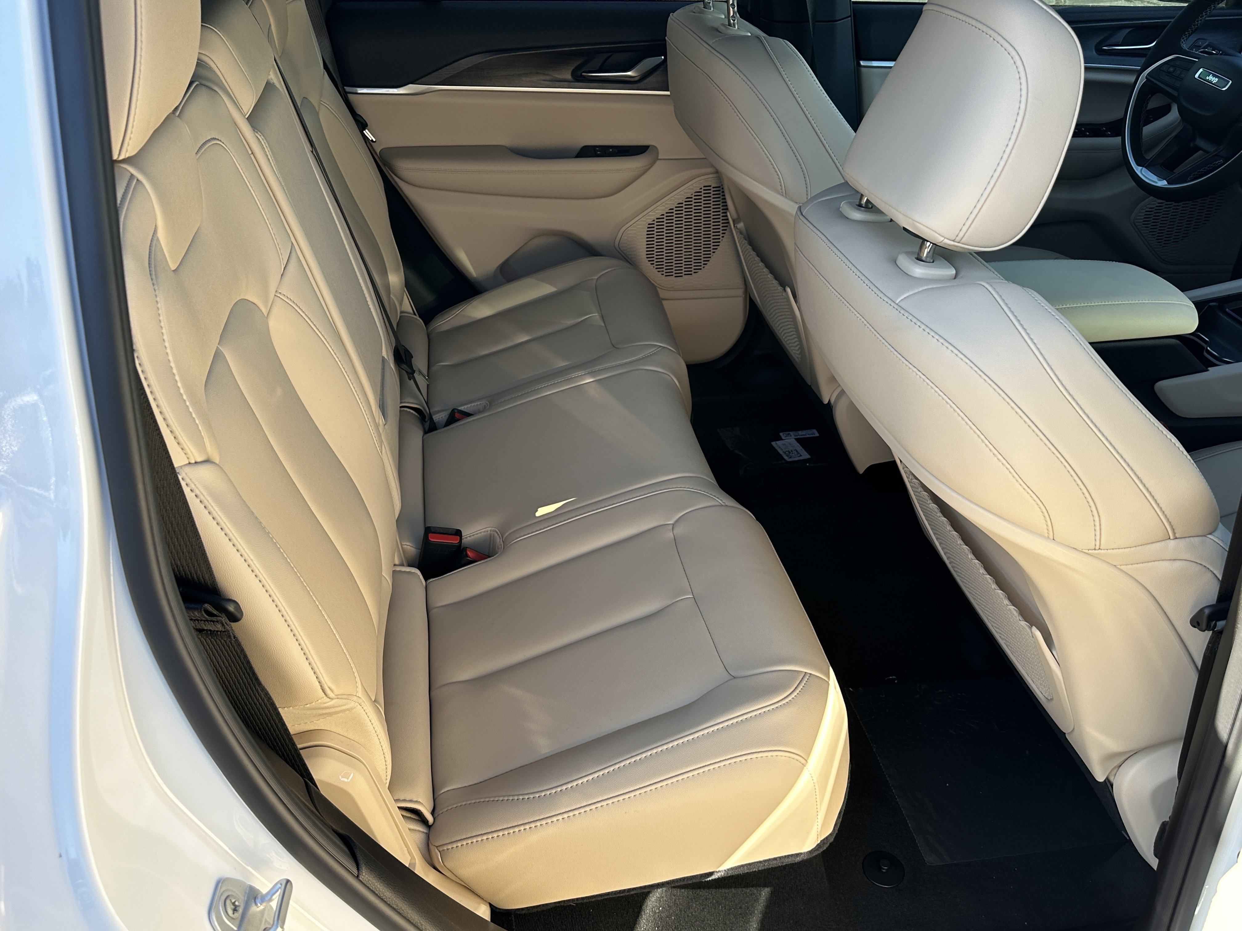 New 2025 Bright White Clear-Coat Exterior Paint Jeep Limited image 16
