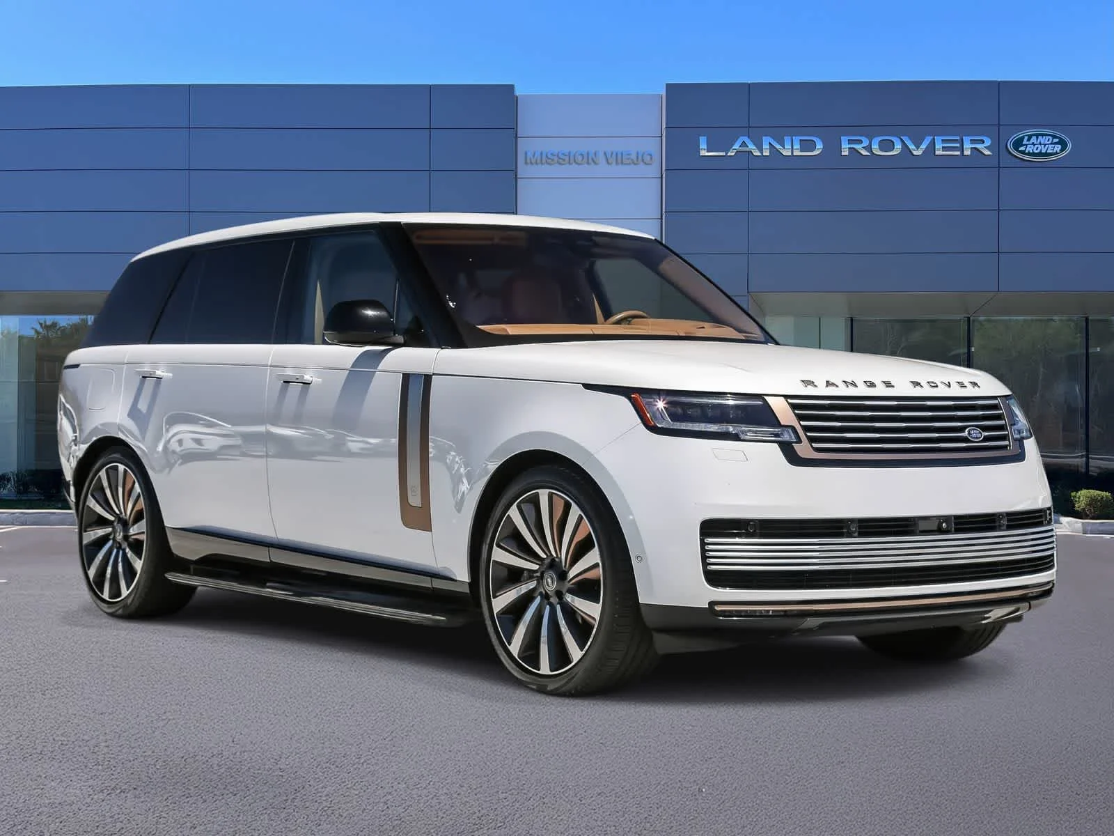 Used 2023 White Land Rover SV image 3
