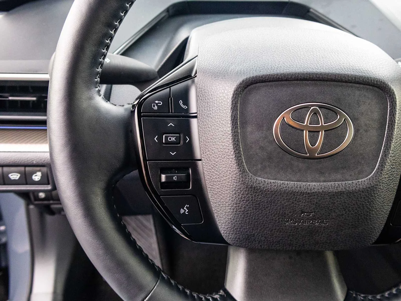 Used 2025 Guardian Gray Toyota XLE image 38