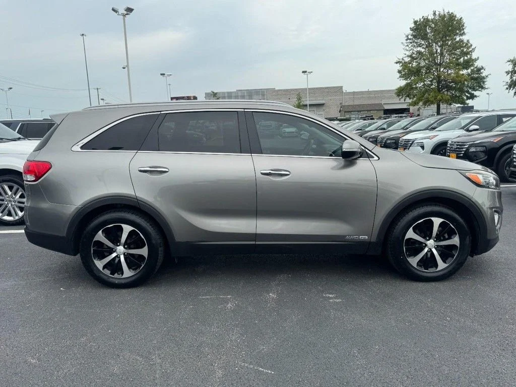 Used 2017 Kia Sorento EX with VIN 5XYPHDA51HG304470 for sale in St. Peters, MO