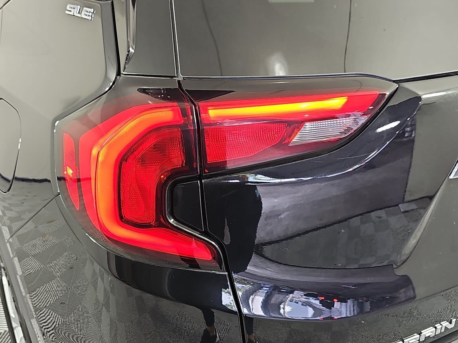 Used 2020 Black GMC SLE image 30